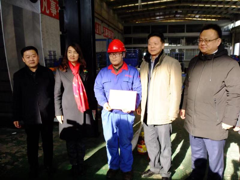 济南市总工会常务副主席傅金峰到开云官方入口集团走访慰问