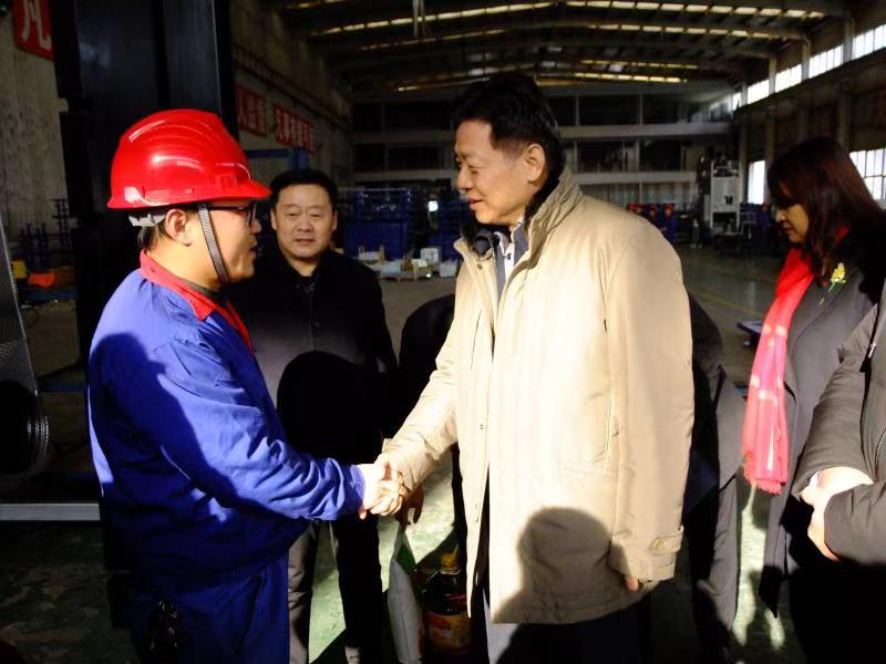 济南市总工会常务副主席傅金峰到开云官方入口集团走访慰问